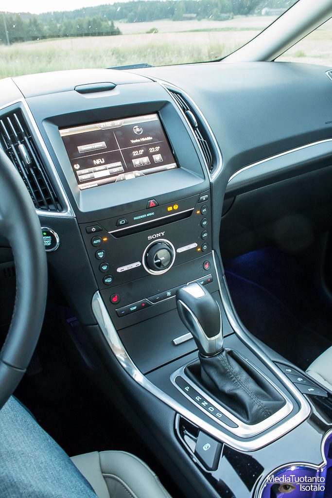 Ford S-MAX middle console