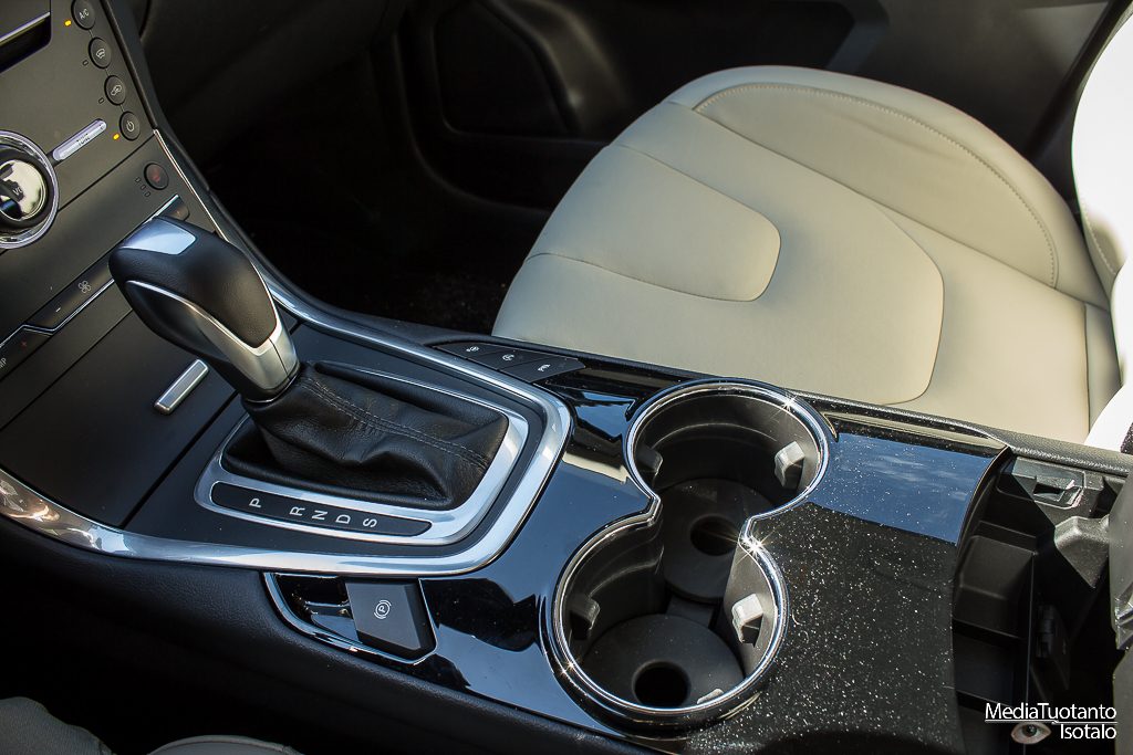 Ford S-MAX middle console