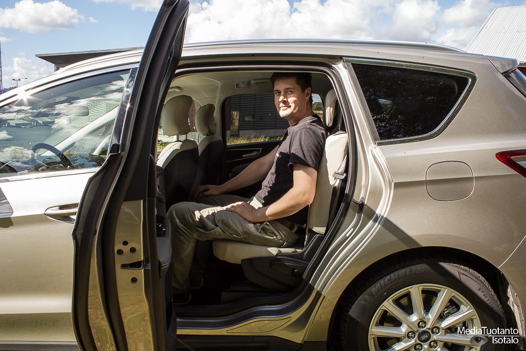 Ford S-MAX sitting in rear