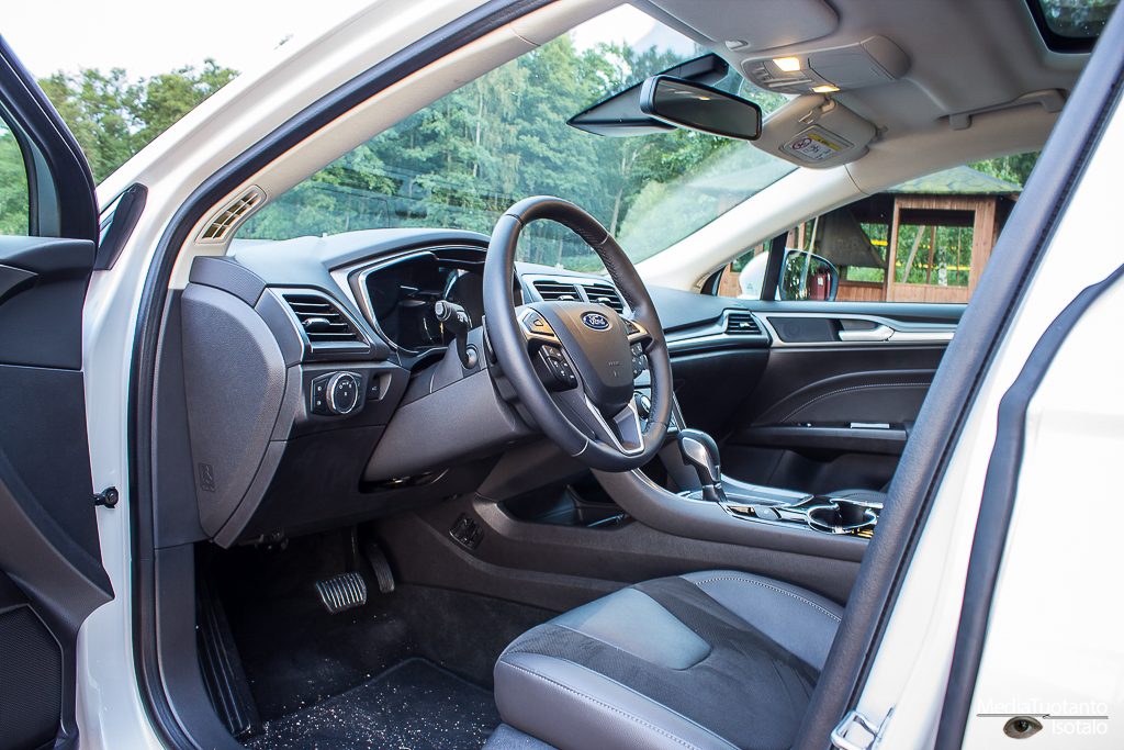 Mondeo front seats and dashboard