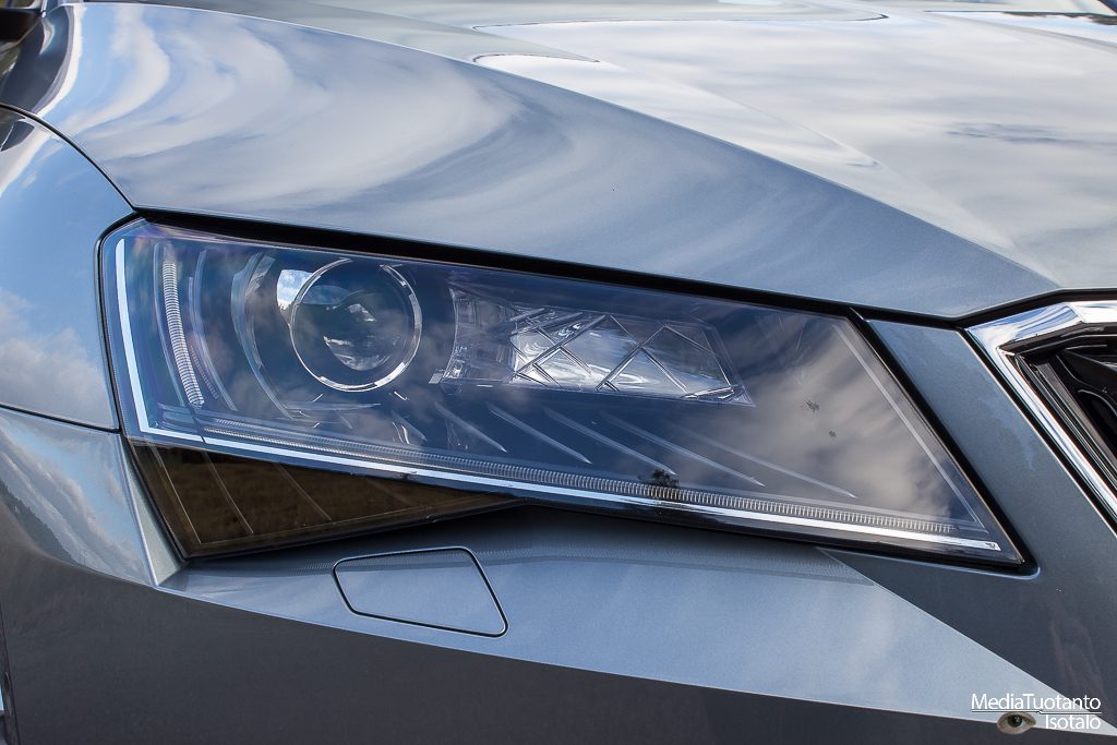 Skoda Superb lights