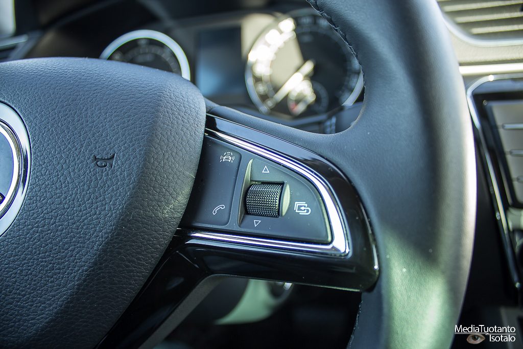 Skoda Superb wheel buttons