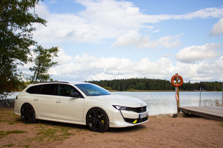 Koeajossa Peugeot 508 SW PSE (2021)