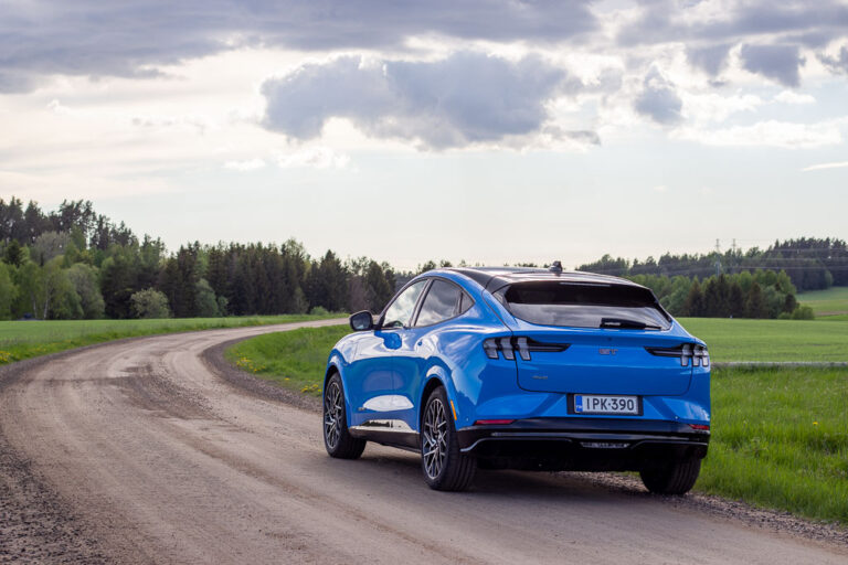 Koeajossa Ford Mustang Mach-E GT (2022)