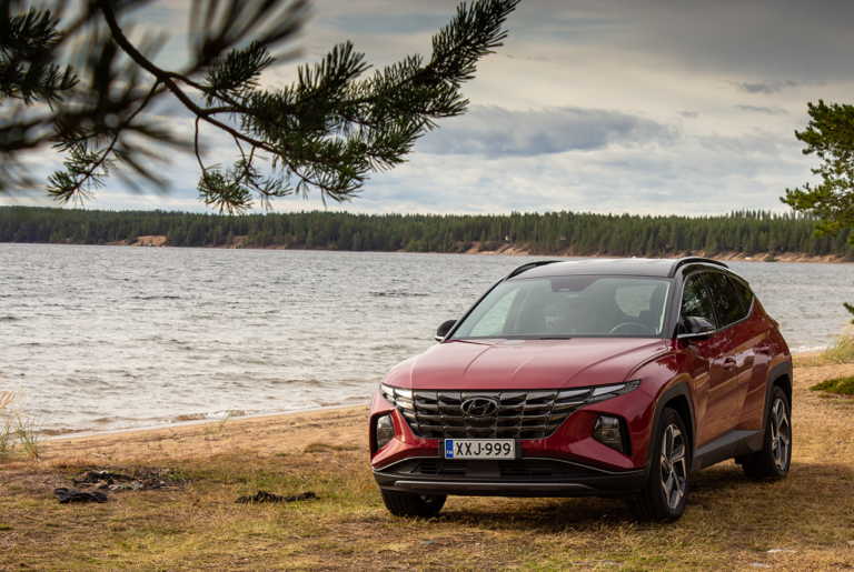Koeajossa Hyundai Tucson plugin hybrid (2021)